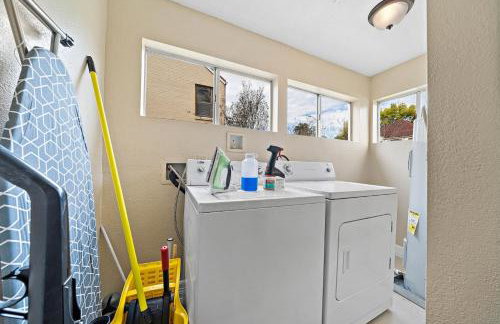 Nr DT, Med Center, Midtown Sleeps 16 Game Room - Photo 36