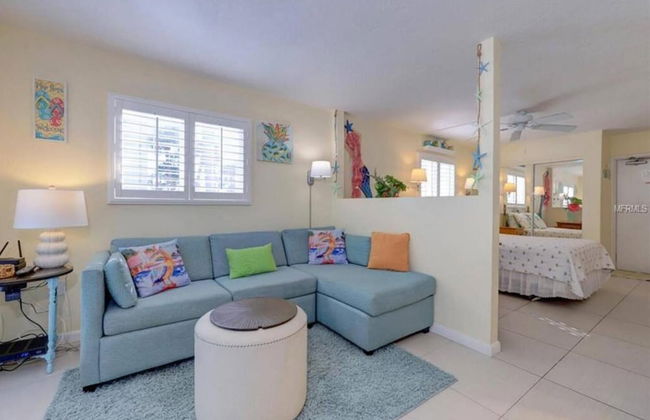 2 Bedroom Waterfront Pool Side! - Foto 3