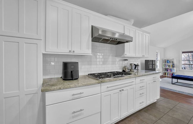 Chamblee Retreat 3BR Home w Spacious Porch - Foto 25