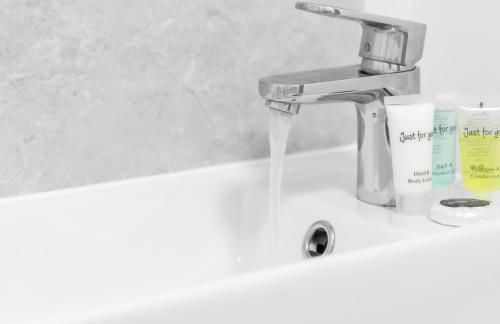 Modern 2 Bed Apartment - Sleeps 3 - Netflix - Parking 55C - Foto 19