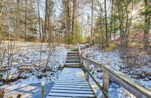 Lakefront Townsend Cabin with Fire Pit and Dock! - Foto 29