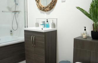 Modern Penthouse with Balcony - Near Beach & Town - Foto 31