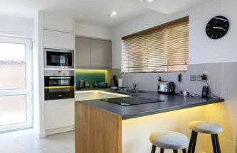 Spacious Modern Garden Family Home - Photo 9