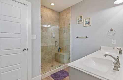 Steps to the Beach | Tiki Bar Fun | Epic Bay Views | Sleeps 8 - Foto 33