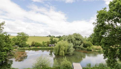 The Tunnel at Bridge Lake Farm and Fishery - Foto 2