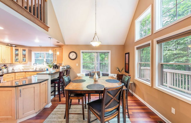 Bear Trail Chalet by Avantstay Retreat w/ Outdoor Living Deck & Fire Pit - Foto 8