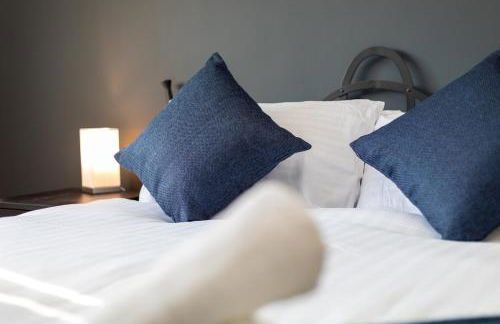 Newly Refurbed Home With Football Table Near M5 Junction 2 - Foto 10