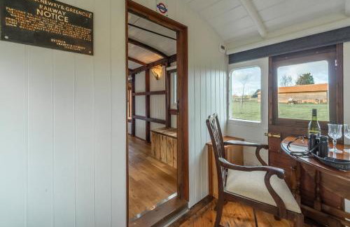 The Railway Carriage - Photo 16