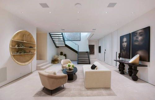 Ultra-Luxurious BH Estate with Pool, Theatre, Views - Foto 52