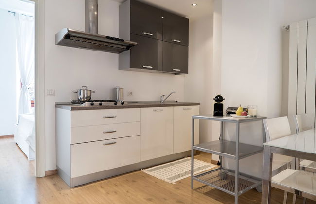 Charming Milanese Apartments - Photo 16