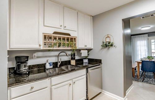 Sunny Midtown Cottage- Midtown Mobile - Photo 13