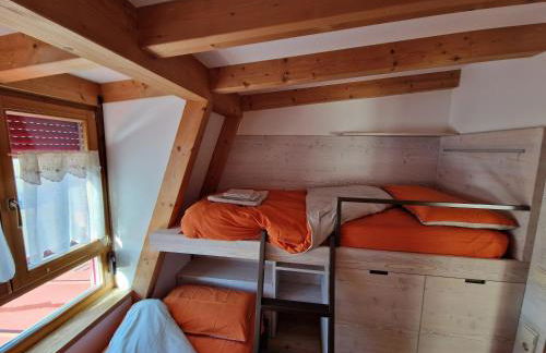 Ampio appartamento su 2 livelli con garage coperto - Foto 18