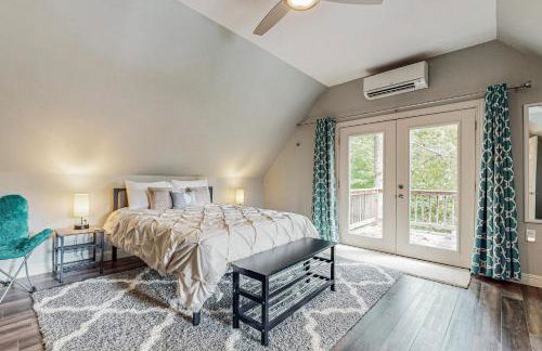 Lakefront Cabin Sleeps 14 - 2 Level Dock - Sun Deck - Foto 16