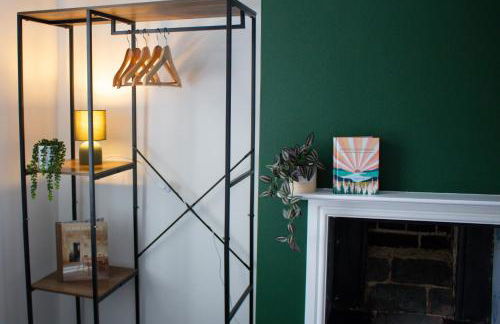 Characterful Cottage - Sleeps 6 - Parking - High Street - Photo 32