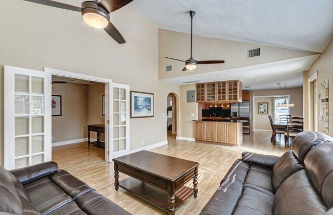 Beautifully Renovated 5 Bedroom with Guest House 5 Home by RedAwning - Foto 33