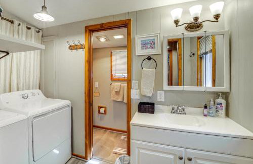 Near Lake and Trails Rustic Newland Cabin with Deck! - Foto 14