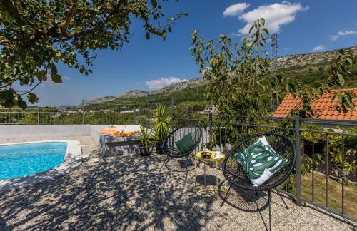 JOVI-relaxing, fenced, private, heated pool & view - Photo 10