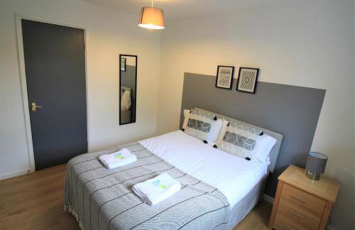 H21 -3 bed Close to Town Drive Parking 2 toilets Contractor Digs - Photo 3