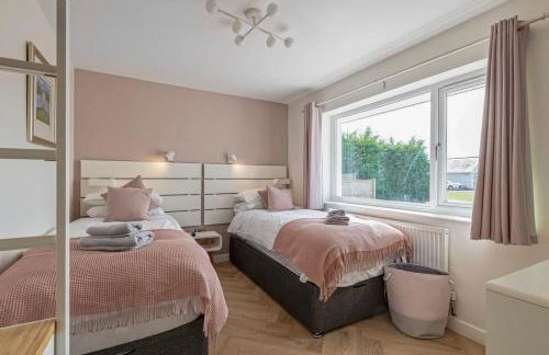 Family-Friendly Retreat between Beach & Mountains - Foto 17