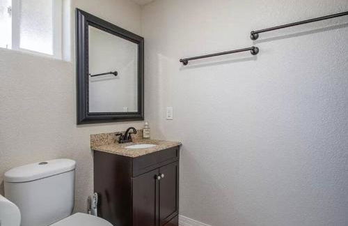 Spacious 3 BR with Pool Minutes Away from Lake - Foto 14