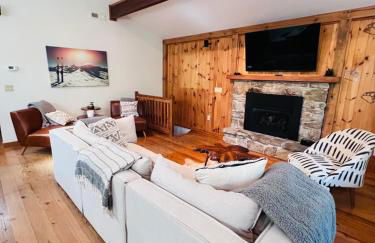 Maggie Valley 4BR Cabin with Hot Tub in Serene Forest - Foto 6