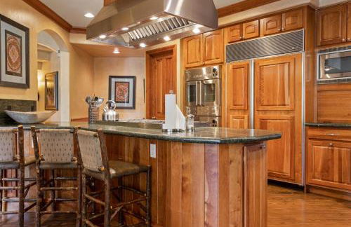 Outdoor Private Hot Tub, In Home Movie Theater, Luxurious Creekside Home - Photo 12