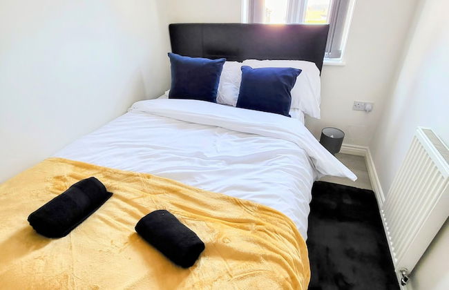 Large Modern House with Parking - Photo 11