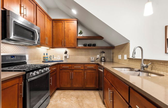 Chic & Homey 3BR Close to Downtown - Photo 9