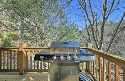 Amazing Creek View Cabin w/ Hot Tub, Firepit & Pool Table - Foto 23
