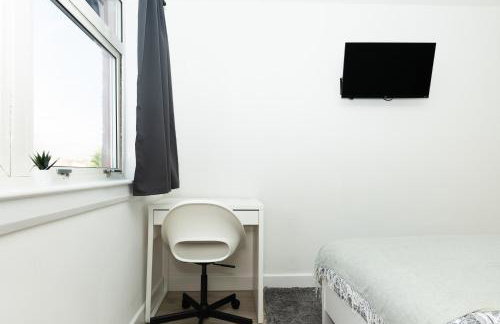 4Bed-House-2Bath-Free Parking-by Holiday Homes - Foto 3