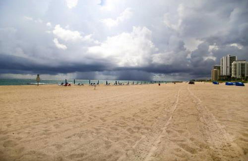 Riviera Beach Vacation Home with Pool Walk to Beach - Foto 34