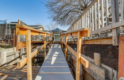 Clear Lake Gem on Canal with Dock Dogs Welcome! - Foto 33