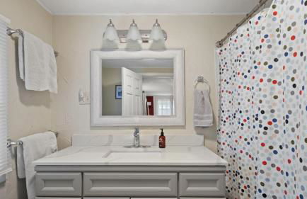 Cozy Colchester Cabin near Lake by RedAwning - Foto 36