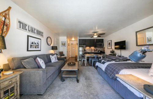 Beautiful Deluxe Studio w/Lake View #245 at Donner Lake Village - Foto 8