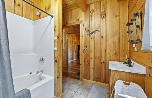 Breath of Heaven Cabin- Hot Tub, Deck, Pond, PETS - Foto 13