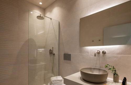 Athina Luxury Villa, with Pool & Walk to the Beach, By ThinkVilla - Foto 34