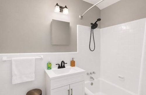 Stately 5BR Historic Retreat - CozySuites - Foto 31