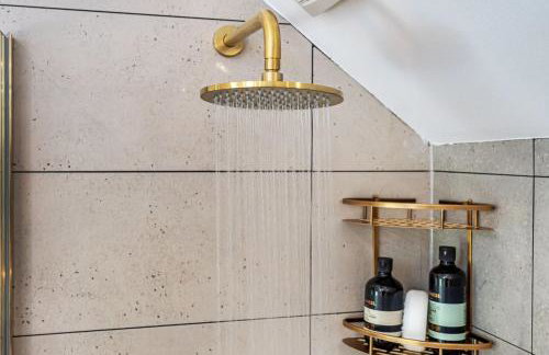 The Enchanted Cottage - Photo 13