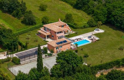 Beautiful Villa Village with tennis court in Tinj - Photo 10