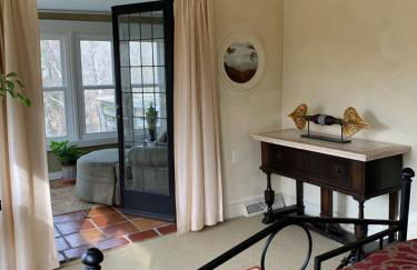 Luxurious Riverfront Cottage with a Hot Tub and a Fireplace near the Twin Lakes, Connecticut - Foto 31