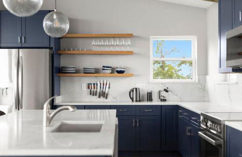 Modern Escape w Mountain Views Fire Pit & Swing - Foto 42