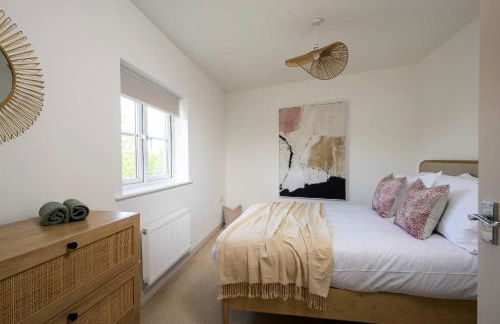 Modern Home on Edge of Cotswolds Private Parking - Photo 17