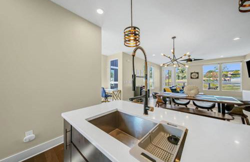 Modern 4-Story 3-BR Townhome with Rooftop Lounge - Foto 34