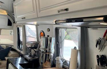 Huge Airstream is Perfect for a Family Getaway - Foto 8