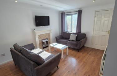 Bright & Cozy 3 Bed House with Parking - Photo 3