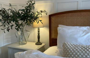 Luxury Barn with Hot Tub, Spa Treatments, Private Dining - Photo 16