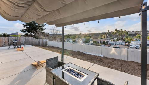 Hilltop Home Hot Tub BBQ Game Room Self Check-In - Foto 2