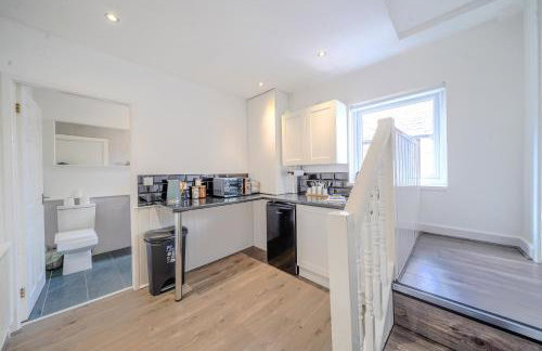 Stunning 2 Bedroom 6 Guest Flat by Anfield Stadium - Photo 4