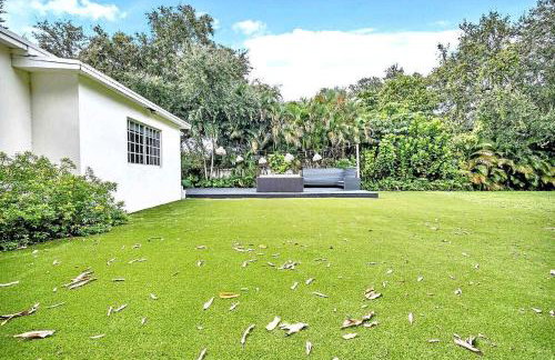 Bright 4BR North Miami Villa Close to Beaches and Huge Backyard - Foto 32