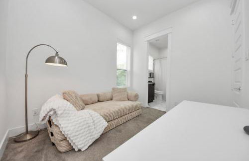 Stylish & Spacious 3BR Gem With Hot tub Near Downtown - Foto 41